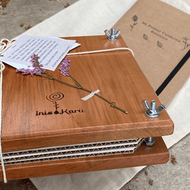 Prensa floral de madera nativa con cuaderno botánico