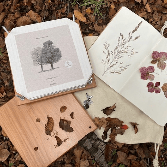 Prensa floral de madera nativa con cuaderno botánico