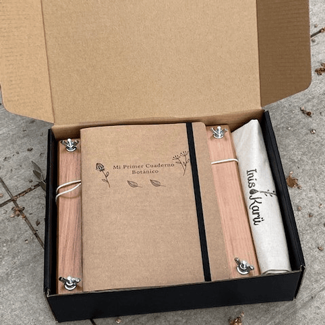 Prensa floral de madera nativa con cuaderno botánico