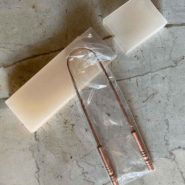 Raspador de lengua de cobre con caja protectora