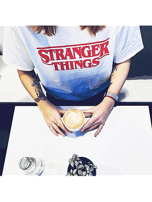 Polera Stranger Things Full Logo