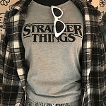 Polera Stranger Things Full Logo