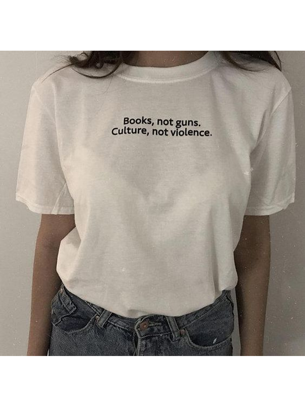 Polera Books Not Guns 1