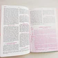 Biblia de la Mujer Conforme al Corazón de Dios – Reina Valera 1960, Tapa Imitación Piel blanca floral - Miniatura 5