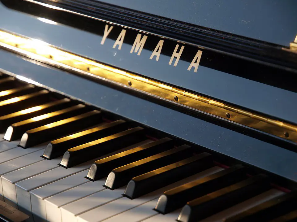 YAMAHA U1J PIANO VERTICAL 3