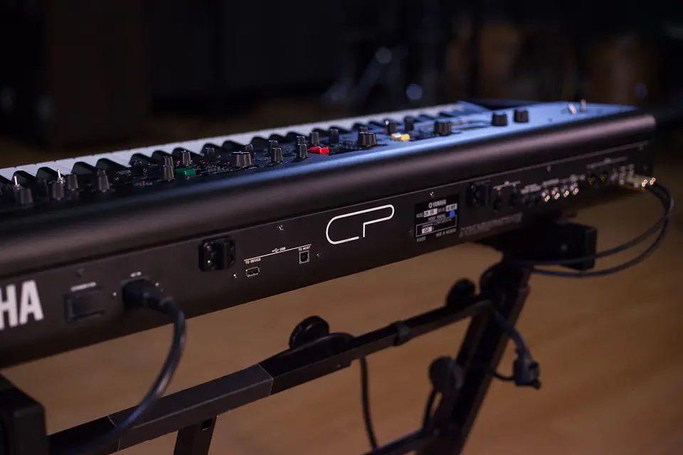 YAMAHA CP73 DIGITAL STAGE PIANO 9
