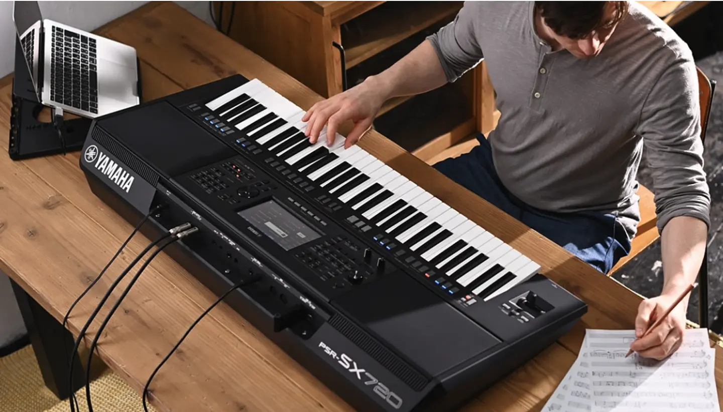 YAMAHA PSRSX720 WORKSTATION ARRENGER  8