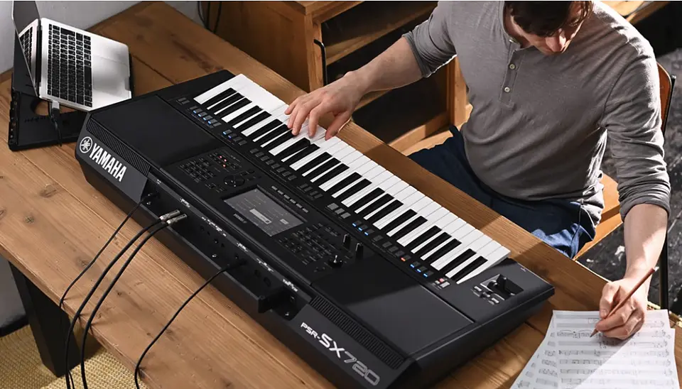 YAMAHA PSRSX720 WORKSTATION ARRENGER  8