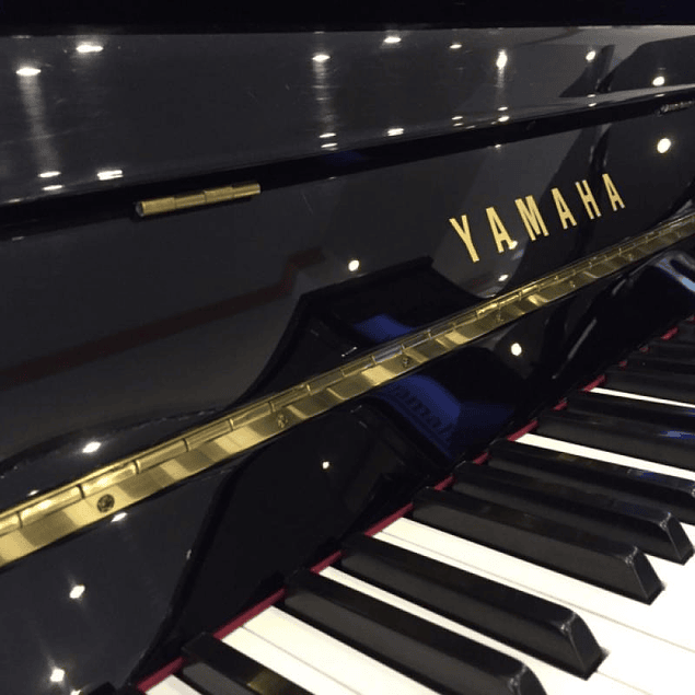 YAMAHA JU109PE PIANO VERTICAL CON BANQUETA 