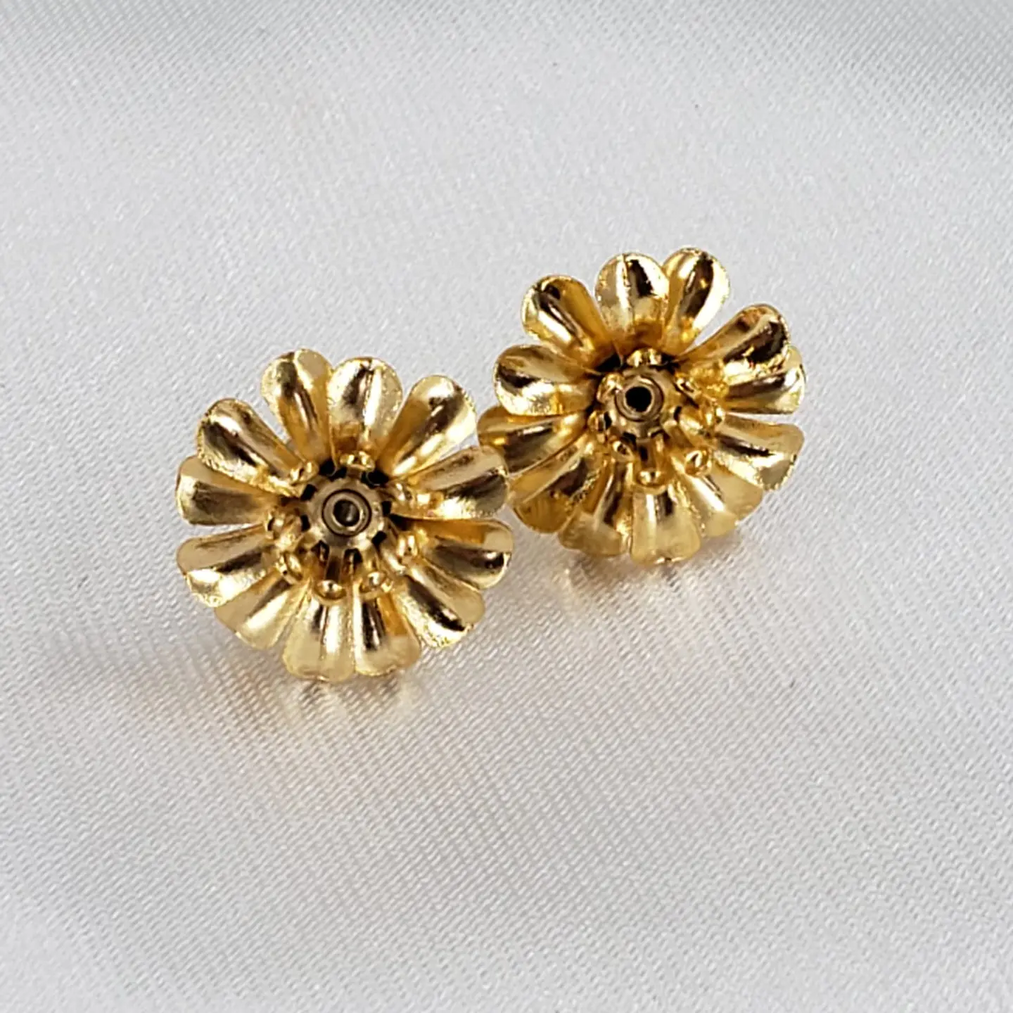 TOPO FLOR PETALOS BAÑO DE ORO  1