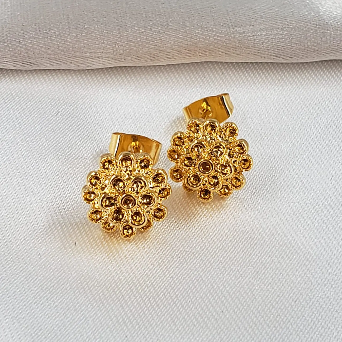 TOPO FLOR GRABADA BAÑO DE ORO TZD0085 1