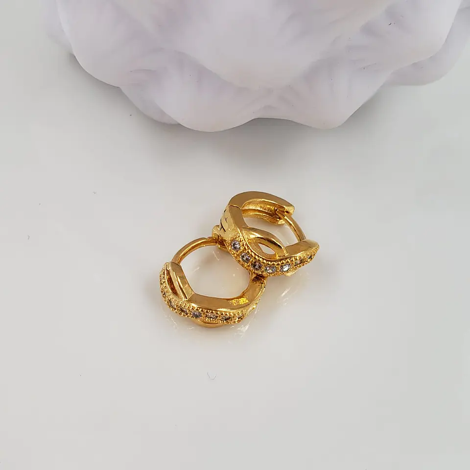  HUGGIE  MICROZIRCON BAÑO DE ORO  1