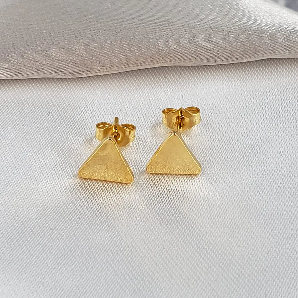 TOPO TRIÁNGULO LISO BAÑO DE ORO TZD0033 1