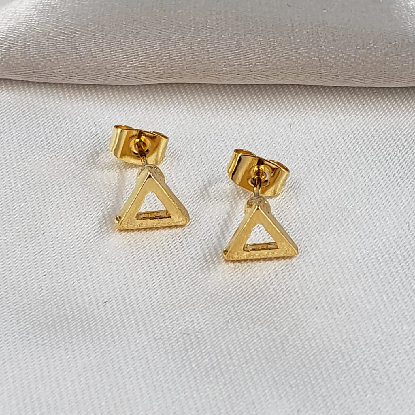 TOPO TRIÁNGULO  LISO BAÑO DE ORO TZD0099 1