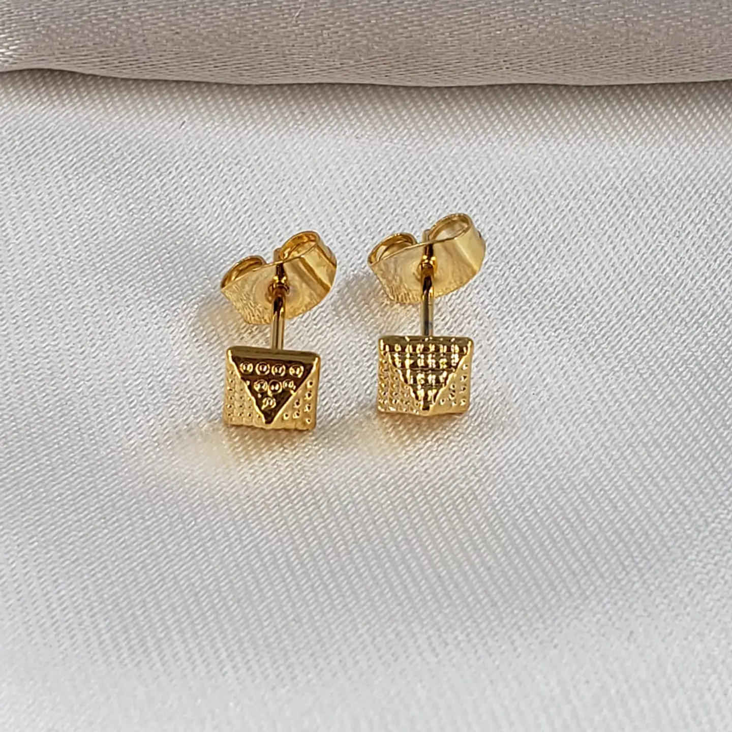 TOPO PIRÁMIDE CORRUGADA BAÑO DE ORO TZD0098 1