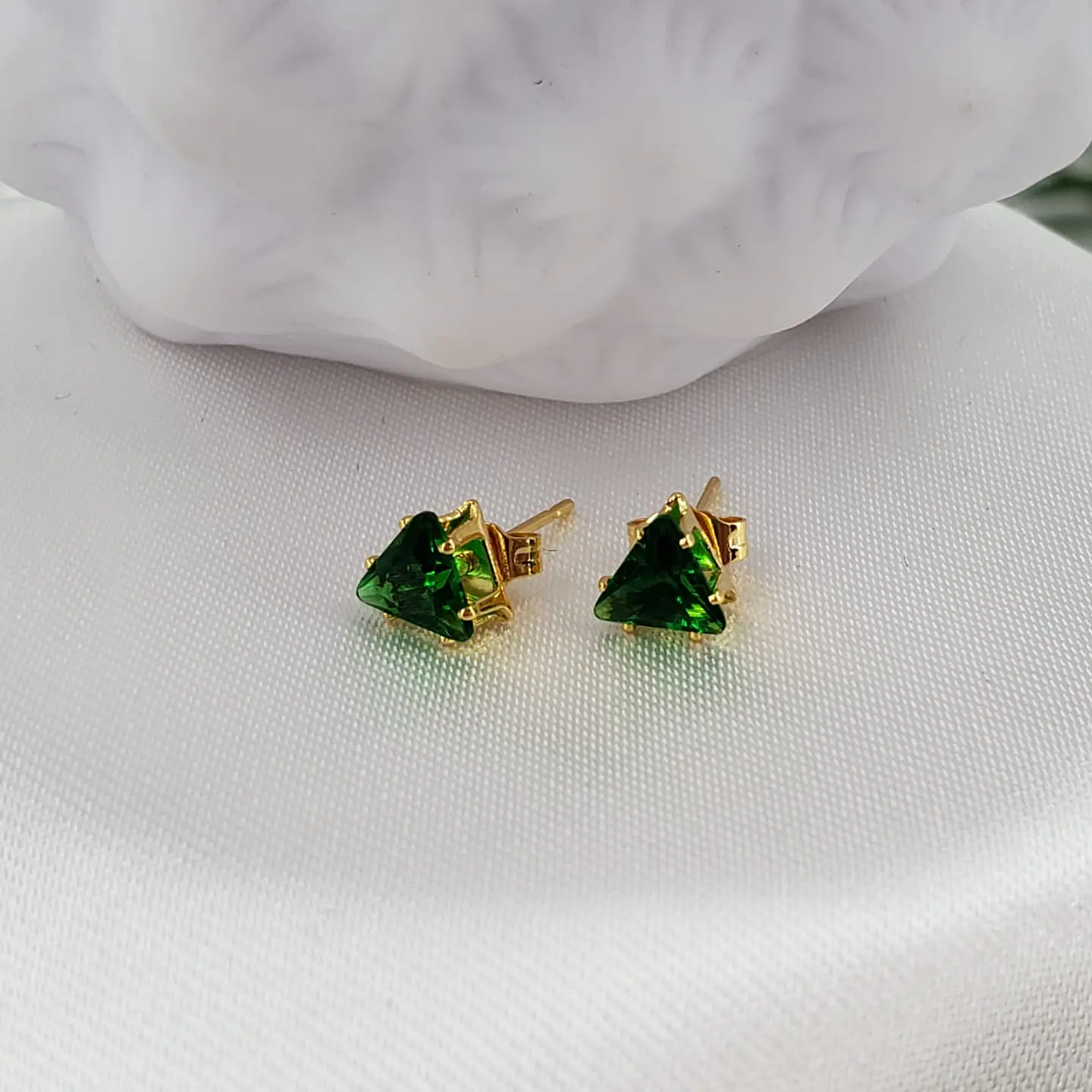 TOPO TRIANGULO ZIRCON BAÑO DE ORO AT0246 1