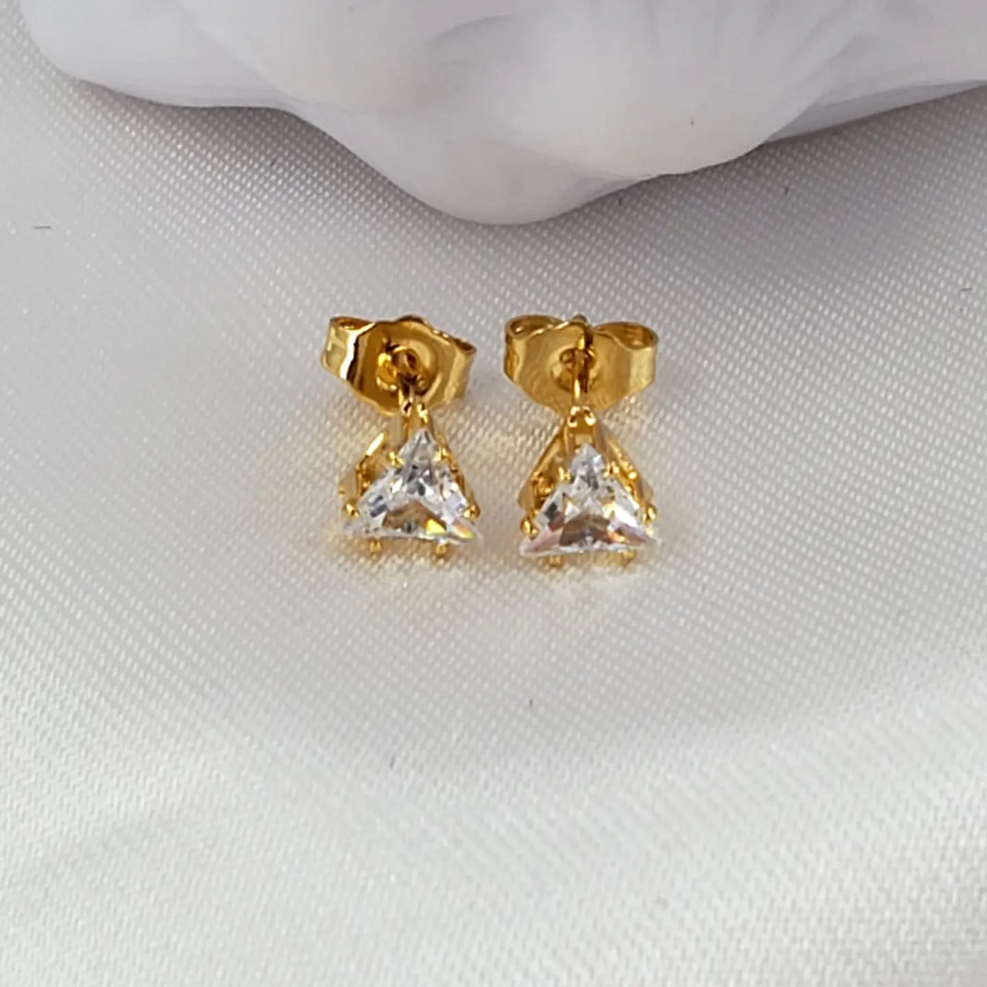 TOPO TRIANGULO ZIRCON BAÑO DE ORO AT0246 2