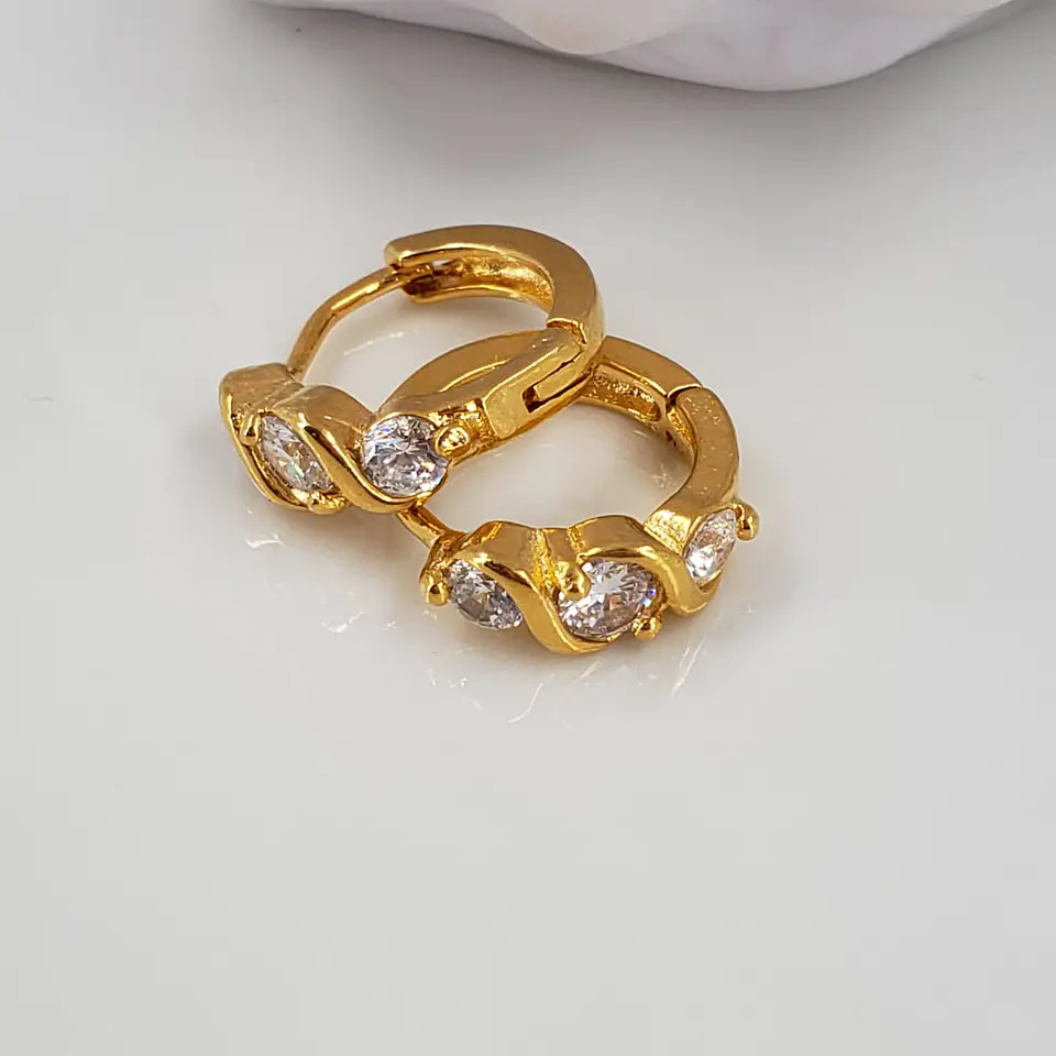  HUGGIE  MICROZIRCON  BAÑO DE ORO 1