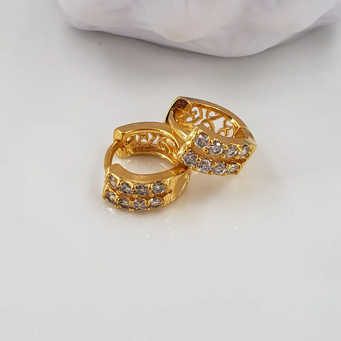  HUGGIE  MICROZIRCON BAÑO DE ORO  1