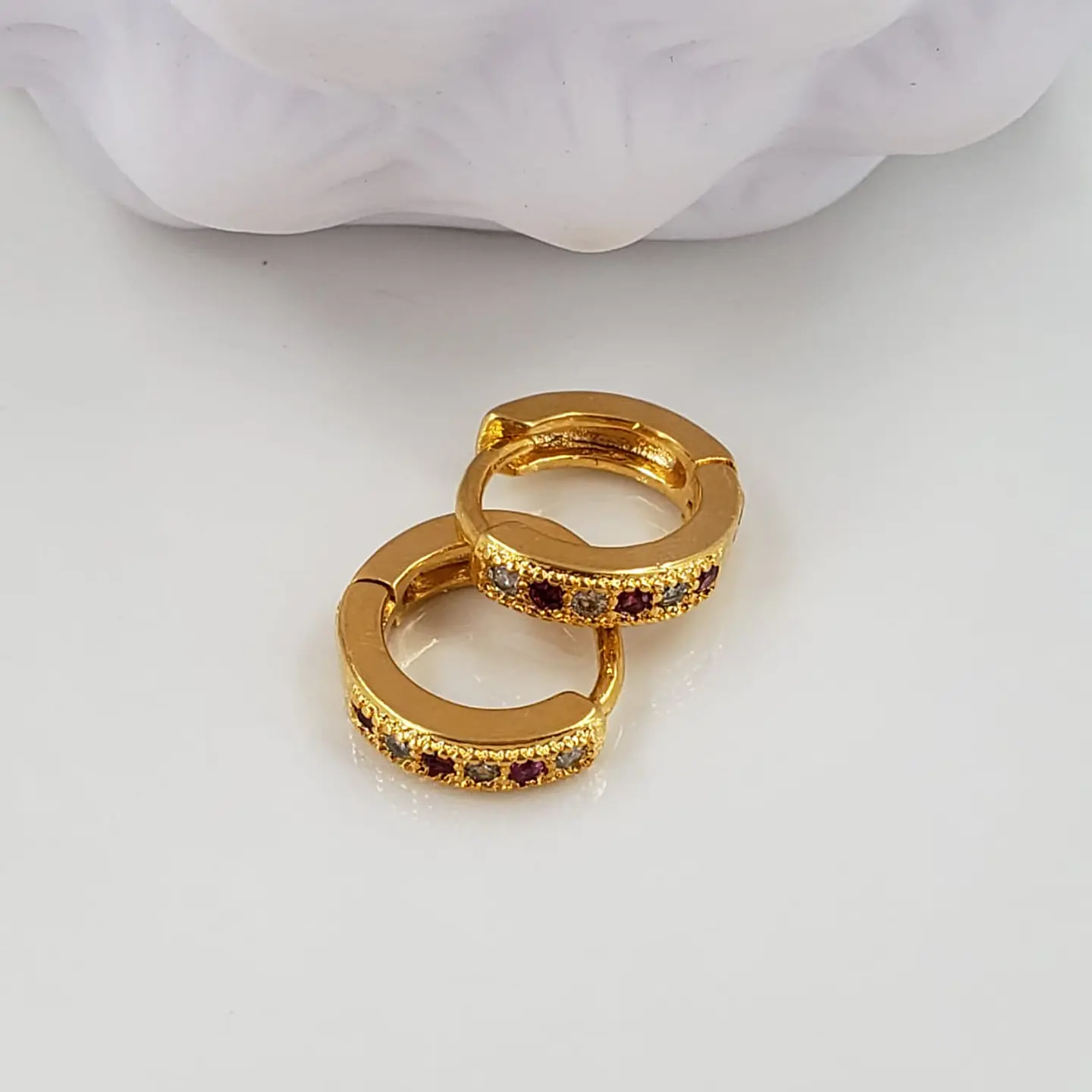  HUGGIE  MICROZIRCON BAÑO DE ORO  1
