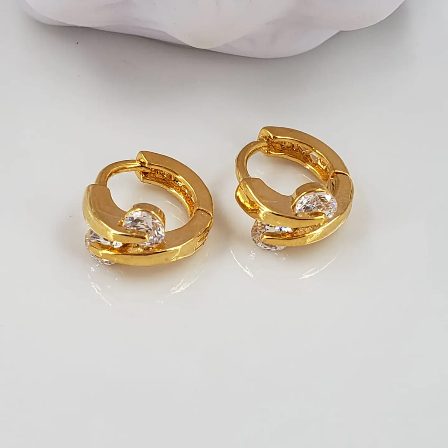  HUGGIE  MICROZIRCON BAÑO DE ORO  1