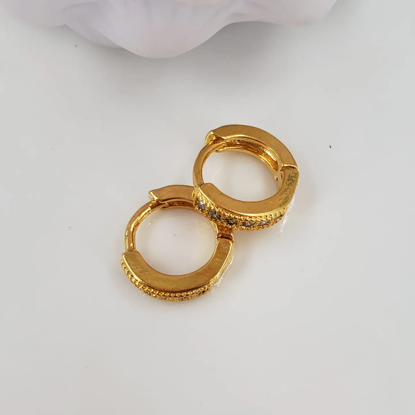  HUGGIE  MICROZIRCON BAÑO DE ORO 1