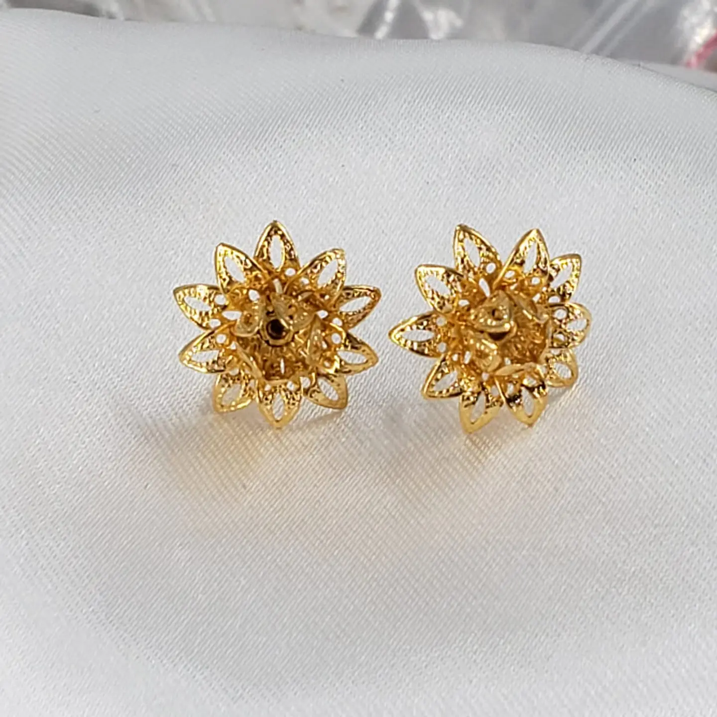 TOPO FLOR PÉTALOS BAÑO DE ORO AT0086 1