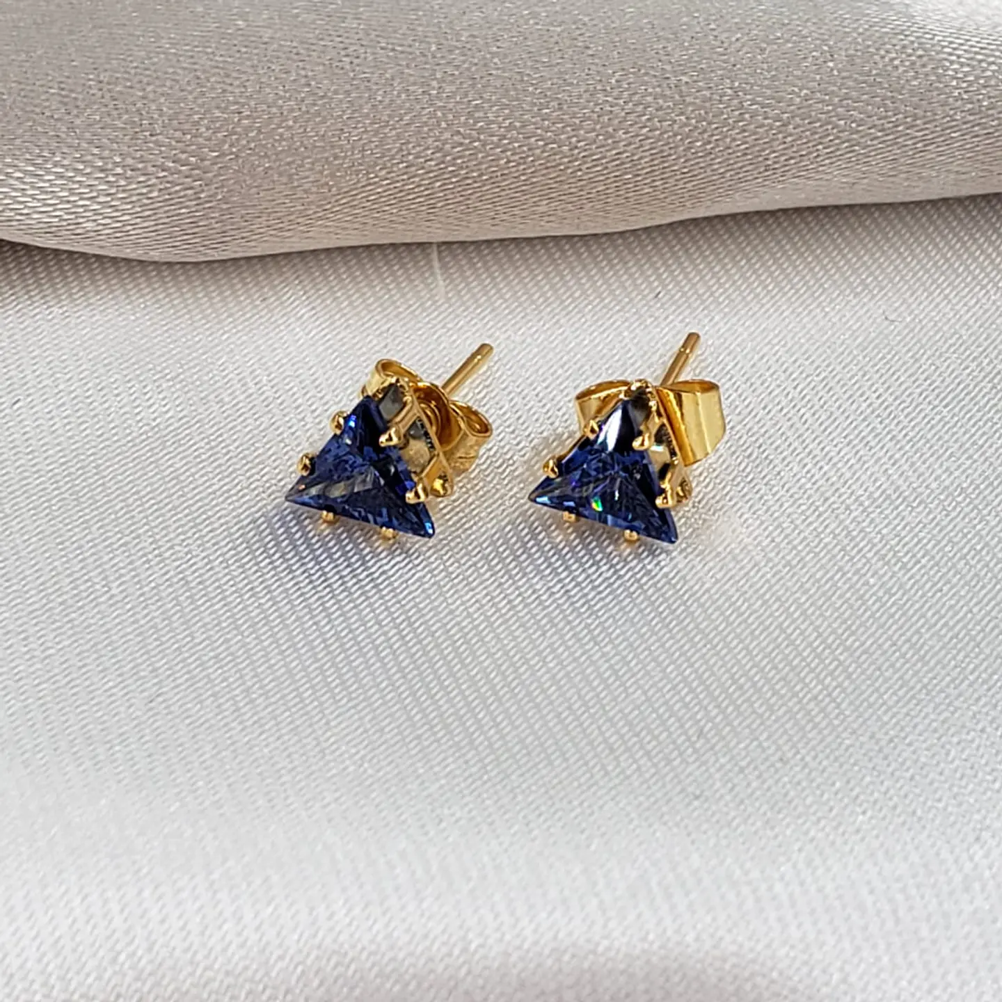 TOPO TRIANGULO ZIRCON BAÑO DE ORO AT0246 4