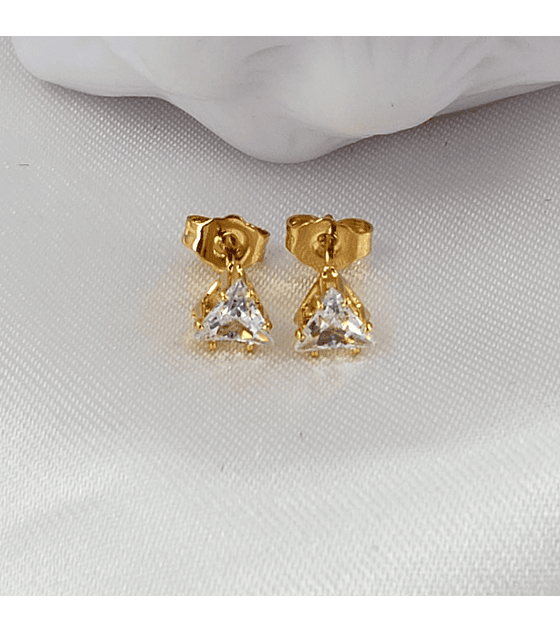 TOPO TRIANGULO ZIRCON BAÑO DE ORO AT0187