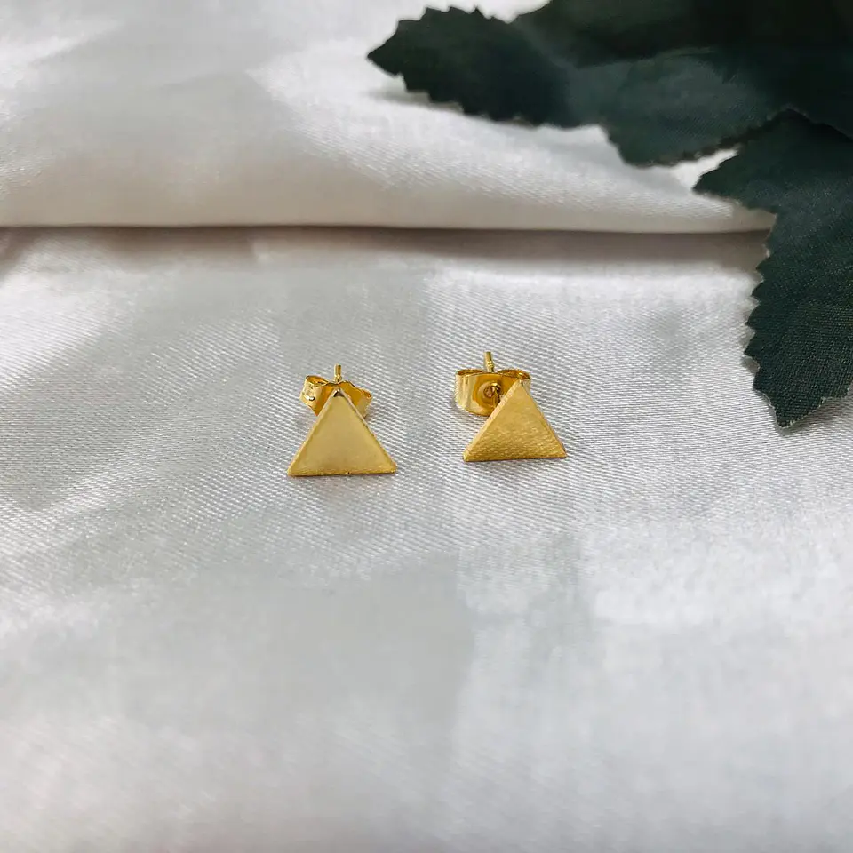 TOPO TRIANGULO LISO BAÑO DE ORO AT0069 1