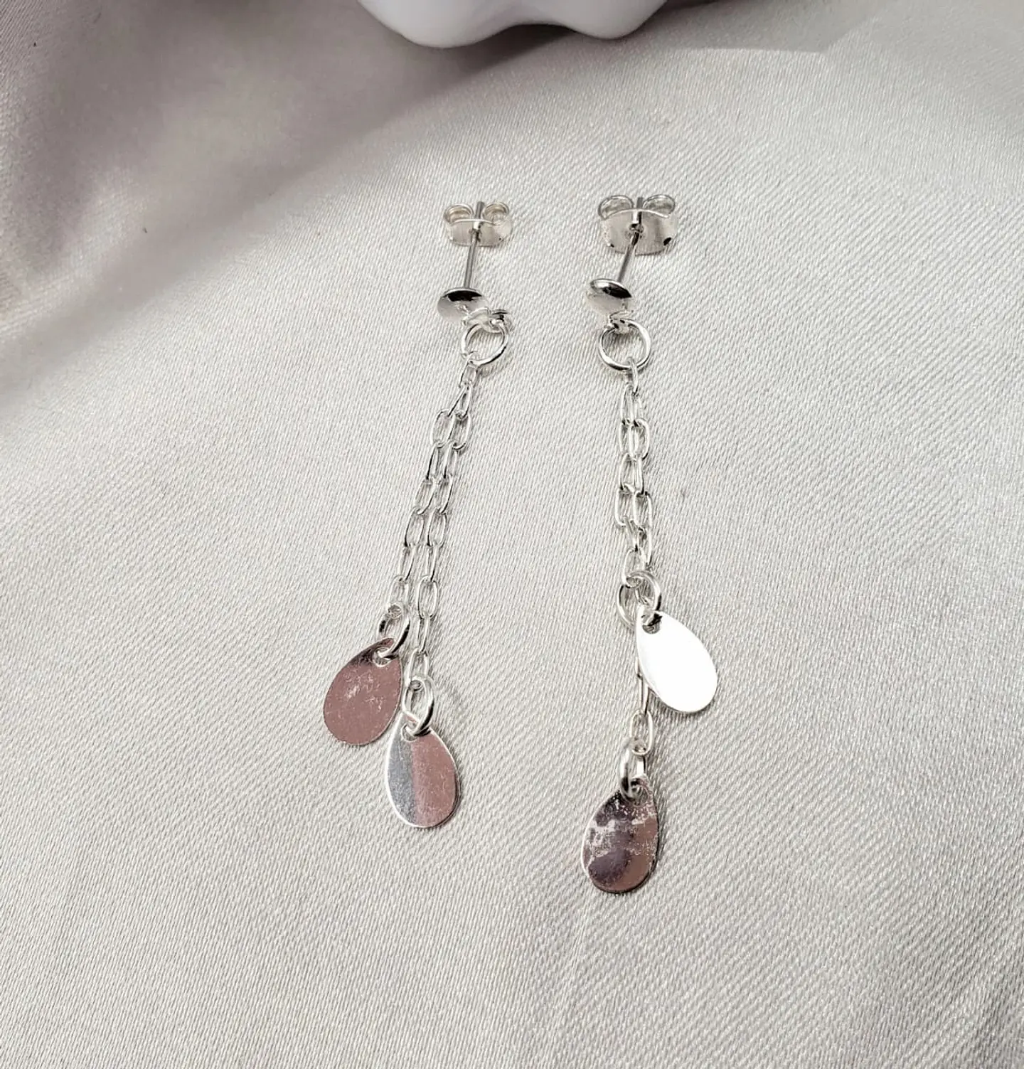 ARETE LARGO CON GOTA LISA  1
