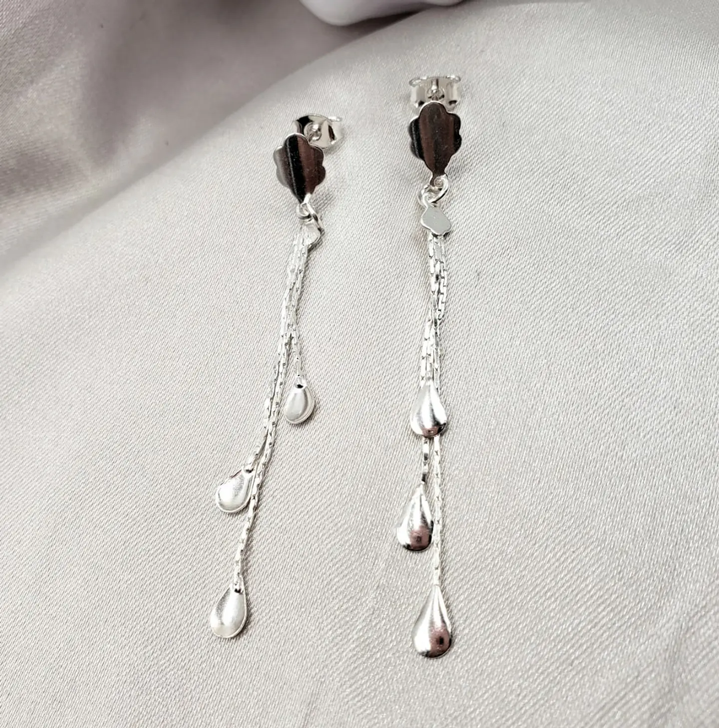 ARETE LARGO CON GOTA PEQUEÑA  1