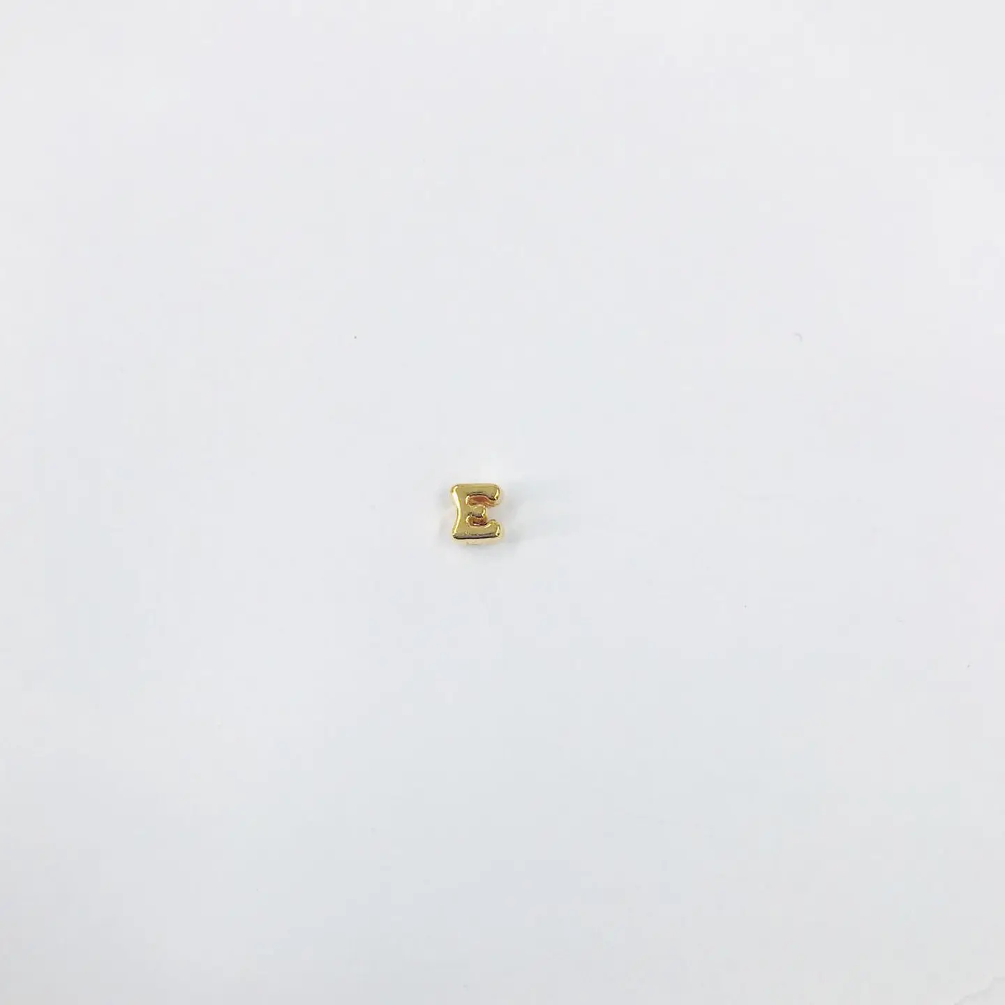 LETRA E BAÑO DE ORO T6186  1