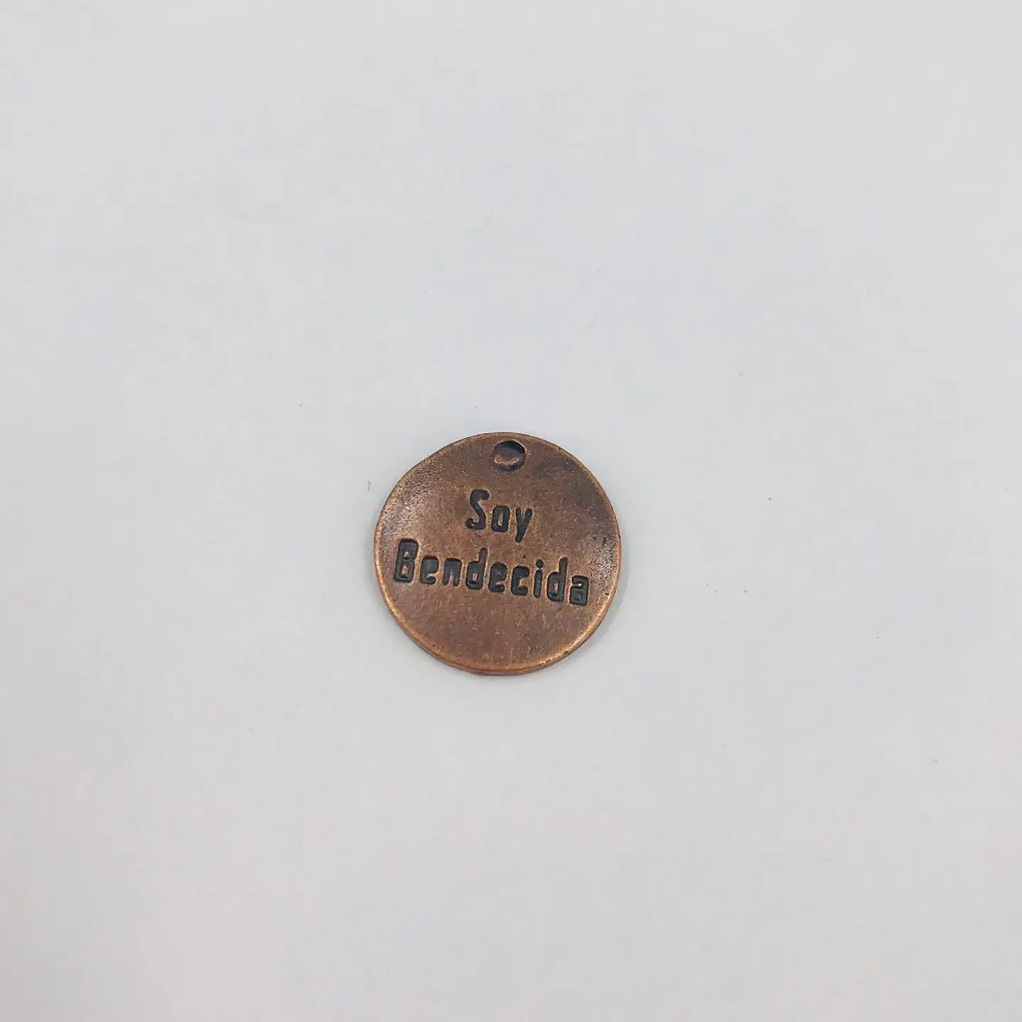 DIJE MONEDA CÍRCULO CON FRASE EN ZAMAK  4