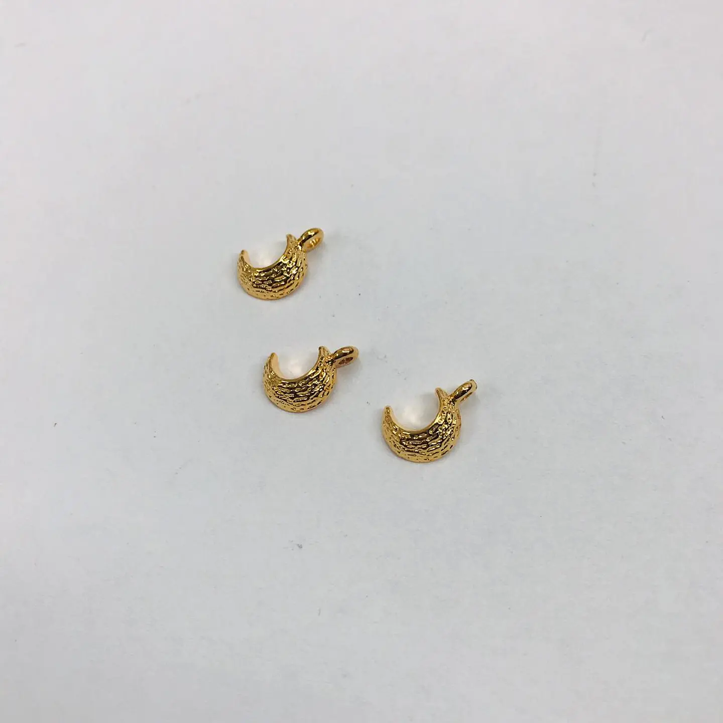 LUNA PEQUEÑA GRABADA BAÑO DE ORO T6258  1