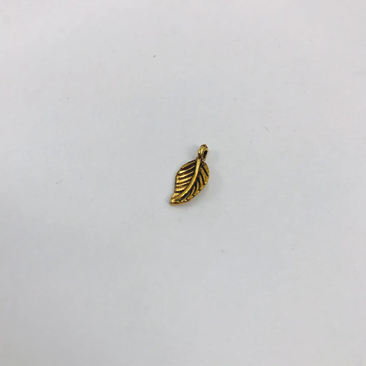 DIJE HOJA PEQUEÑA CRU388-27 1