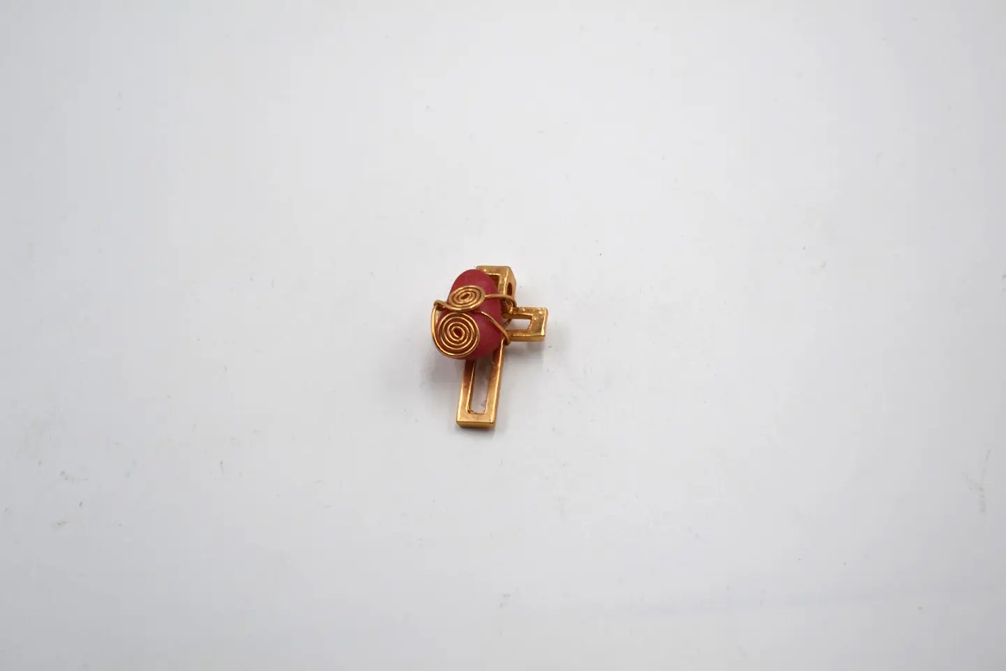 DIJE CRUZ PIEDRA PICADA CON BAÑO DE ORO 1