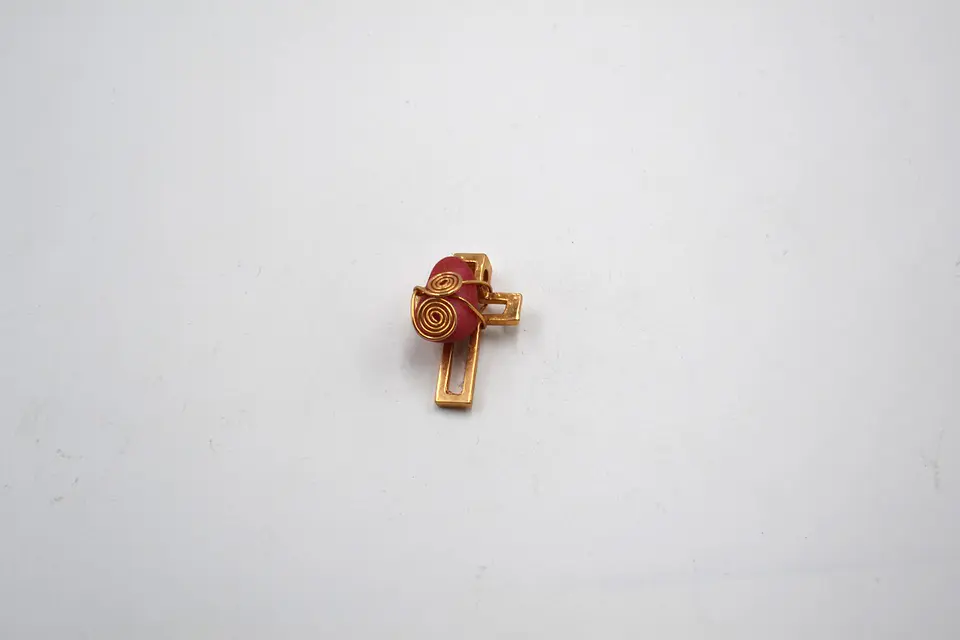 DIJE CRUZ PIEDRA PICADA CON BAÑO DE ORO 1