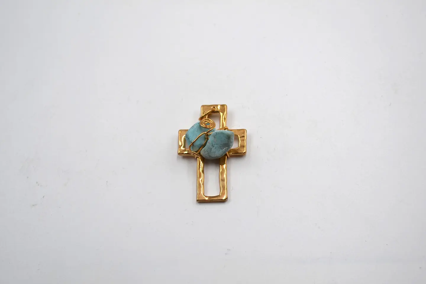 DIJE CRUZ PIEDRA PICADA CON BAÑO DE ORO 2