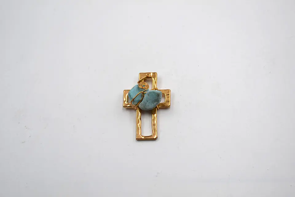 DIJE CRUZ PIEDRA PICADA CON BAÑO DE ORO 2