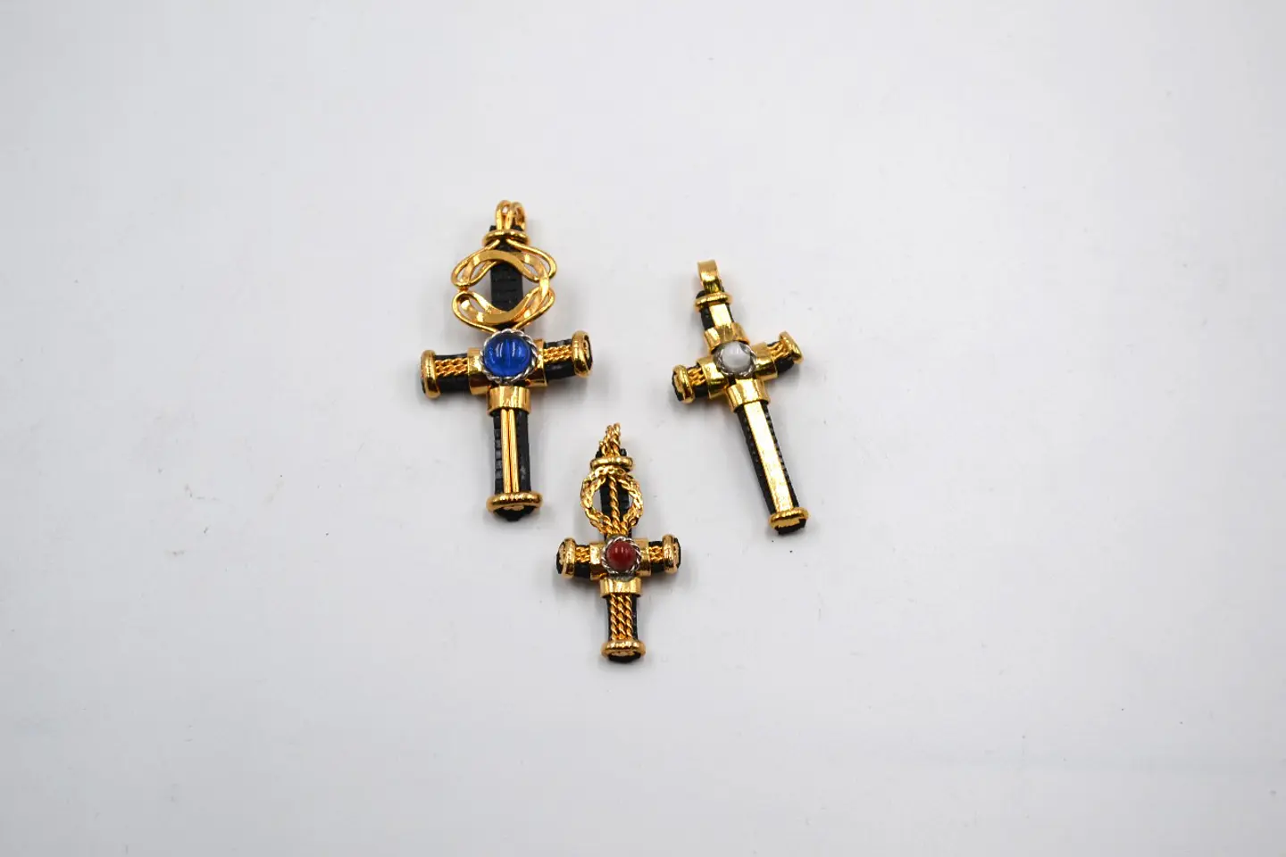 CRUZ SINTÉTICA CON BAÑO DE ORO T076 1