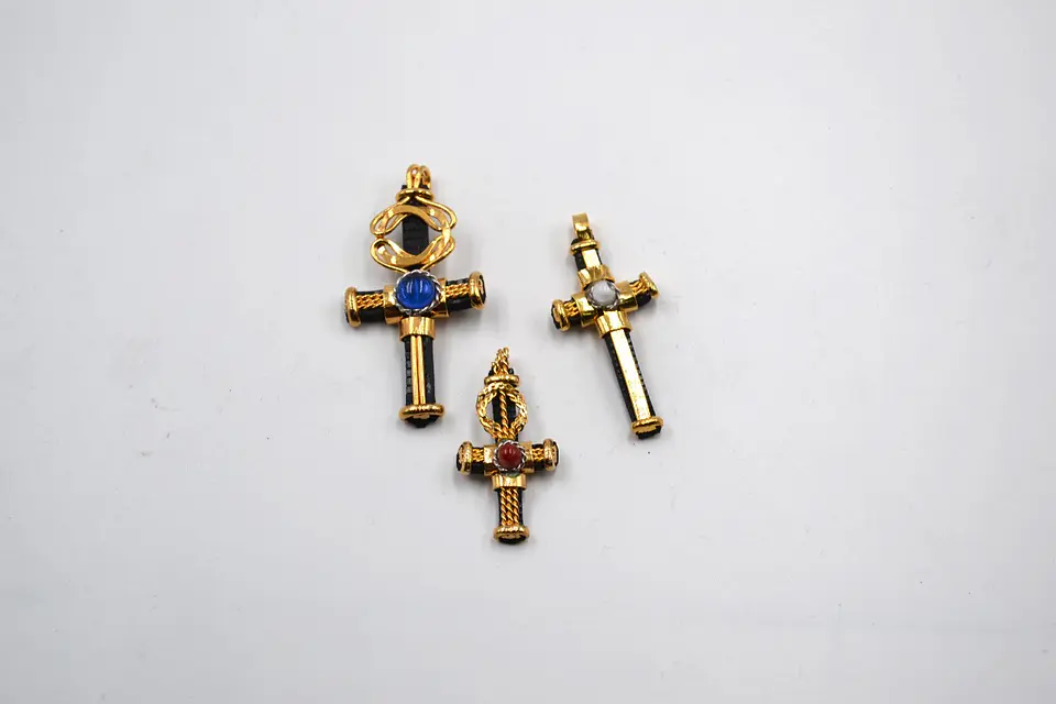 CRUZ SINTÉTICA CON BAÑO DE ORO T076 1