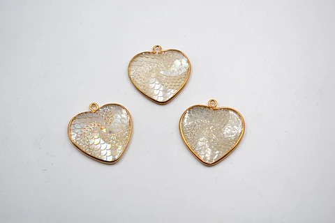 CORAZÓN ESCAMAS SINTÉTICAS CON BAÑO DE ORO T3789