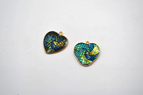 CORAZÓN ESCAMAS SINTÉTICAS CON BAÑO DE ORO T3789