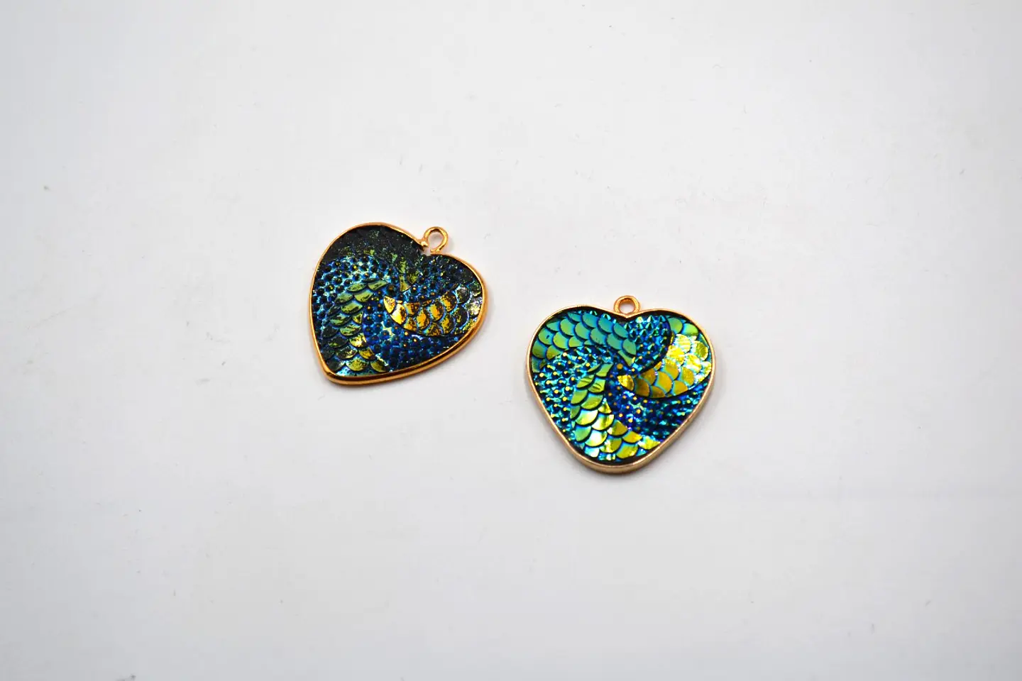 CORAZÓN ESCAMAS SINTÉTICAS CON BAÑO DE ORO T3789 2