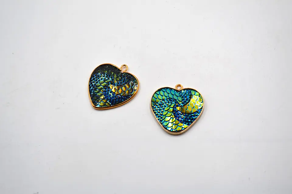CORAZÓN ESCAMAS SINTÉTICAS CON BAÑO DE ORO T3789 2