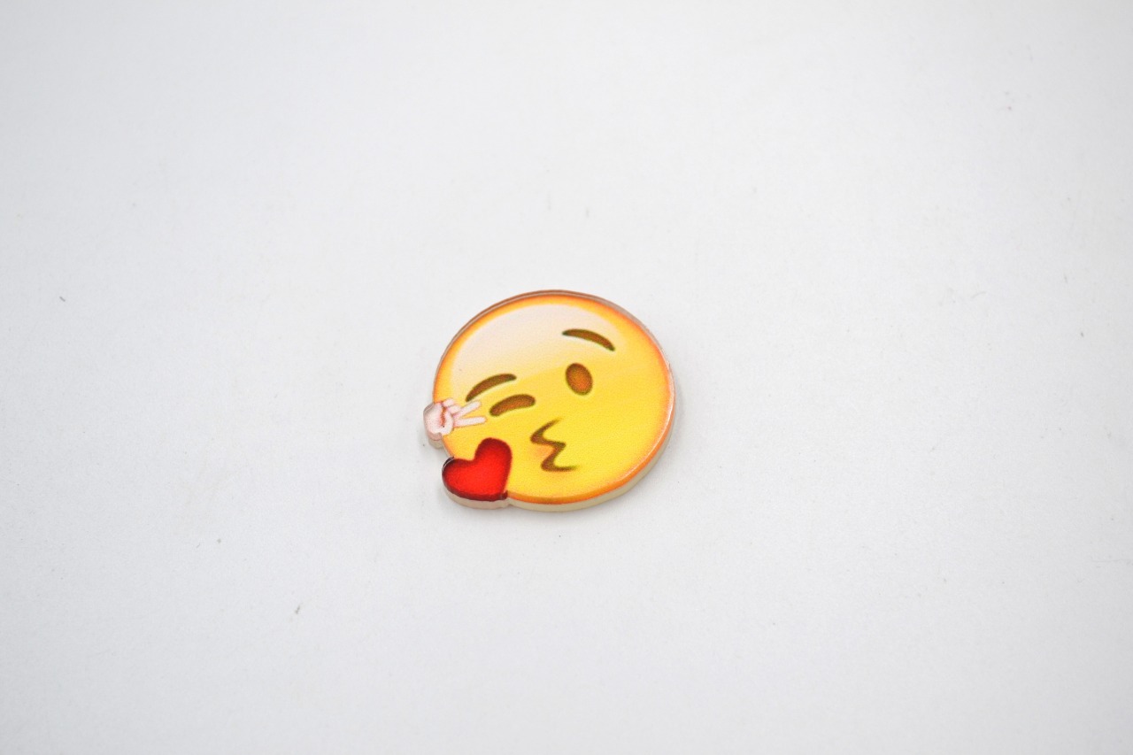 EMOTICON EMOJI BESO ACRILICO