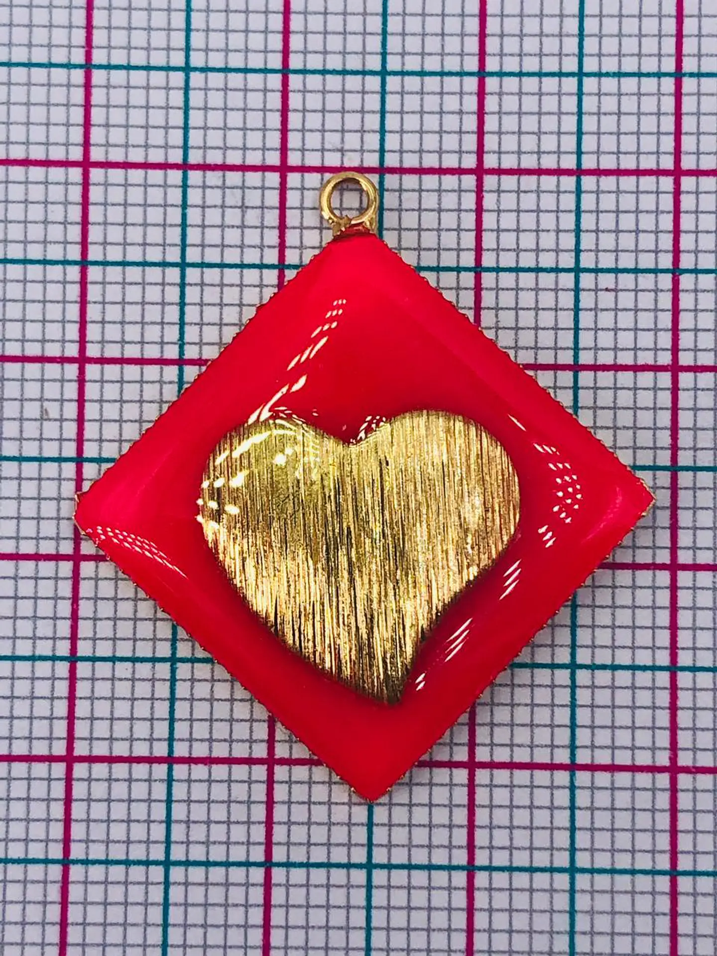 ROMBO CORAZÓN EN RESINA FUCSIA  COLORES T7043 2