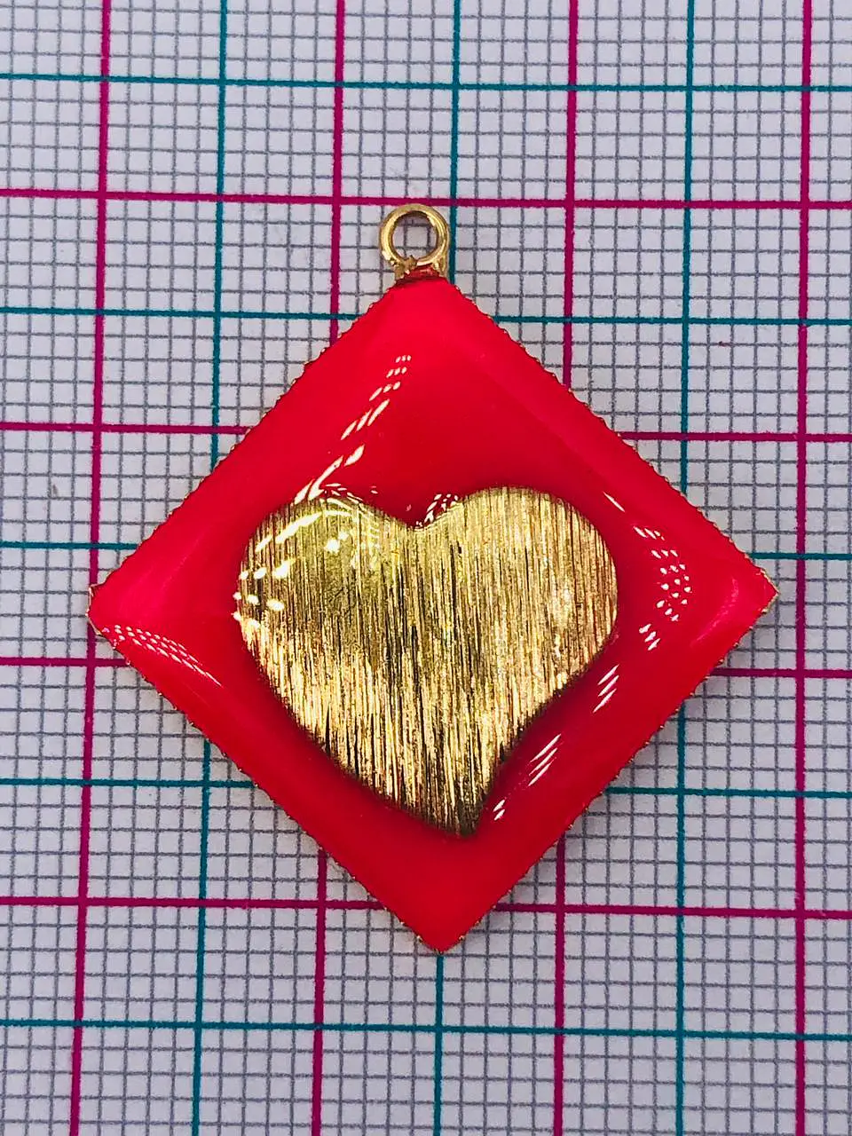 ROMBO CORAZÓN EN RESINA FUCSIA  COLORES T7043 2