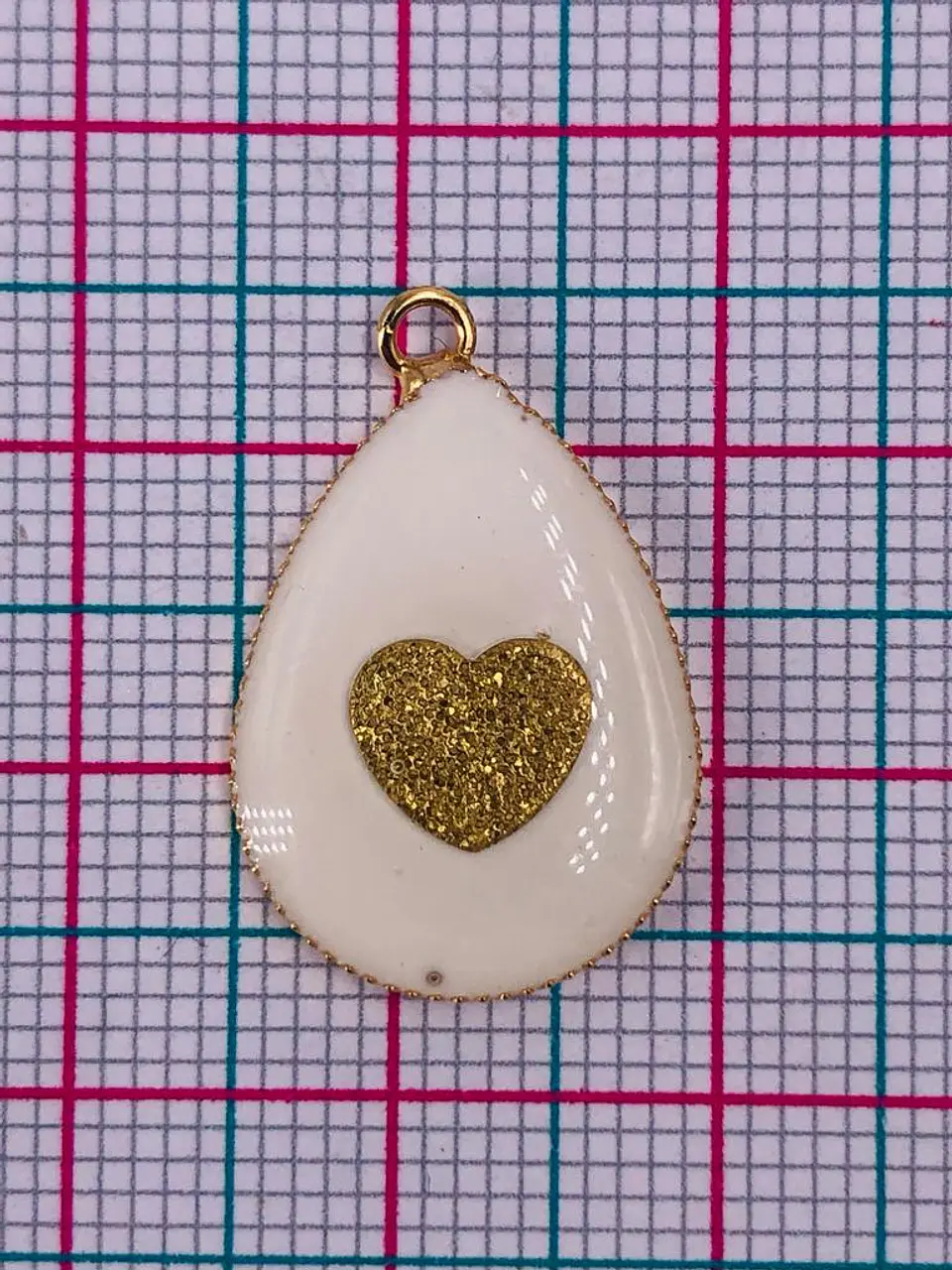 GOTA COLORES RESINA BLANCA CON CORAZÓN T7044 2